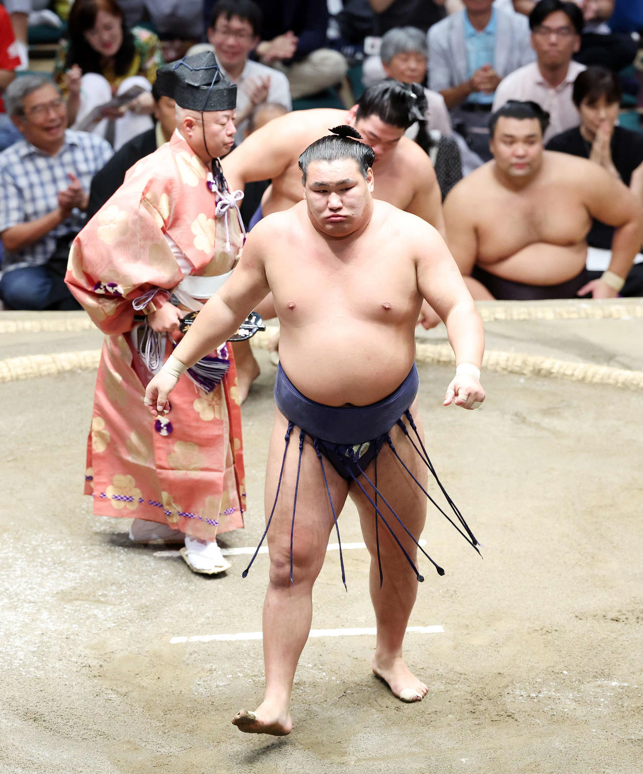 平戸海（後方）をすくい投げで破った豊昇龍（撮影・鈴木正人）
