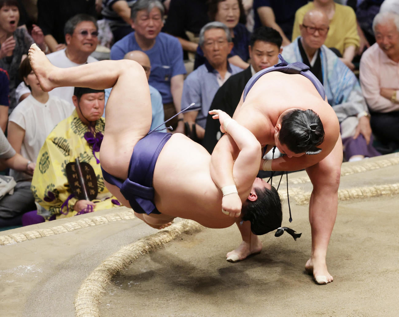 平戸海（左）をすくい投げで破る豊昇龍（撮影・野上伸悟）