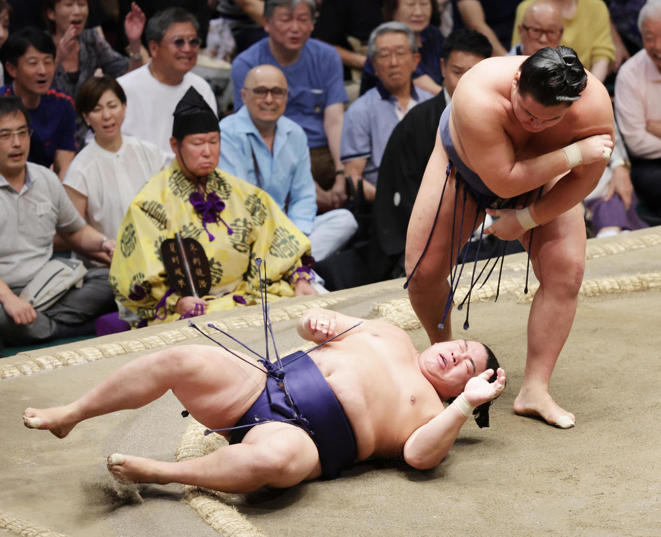 平戸海（左）をすくい投げで破る豊昇龍（撮影・野上伸悟）