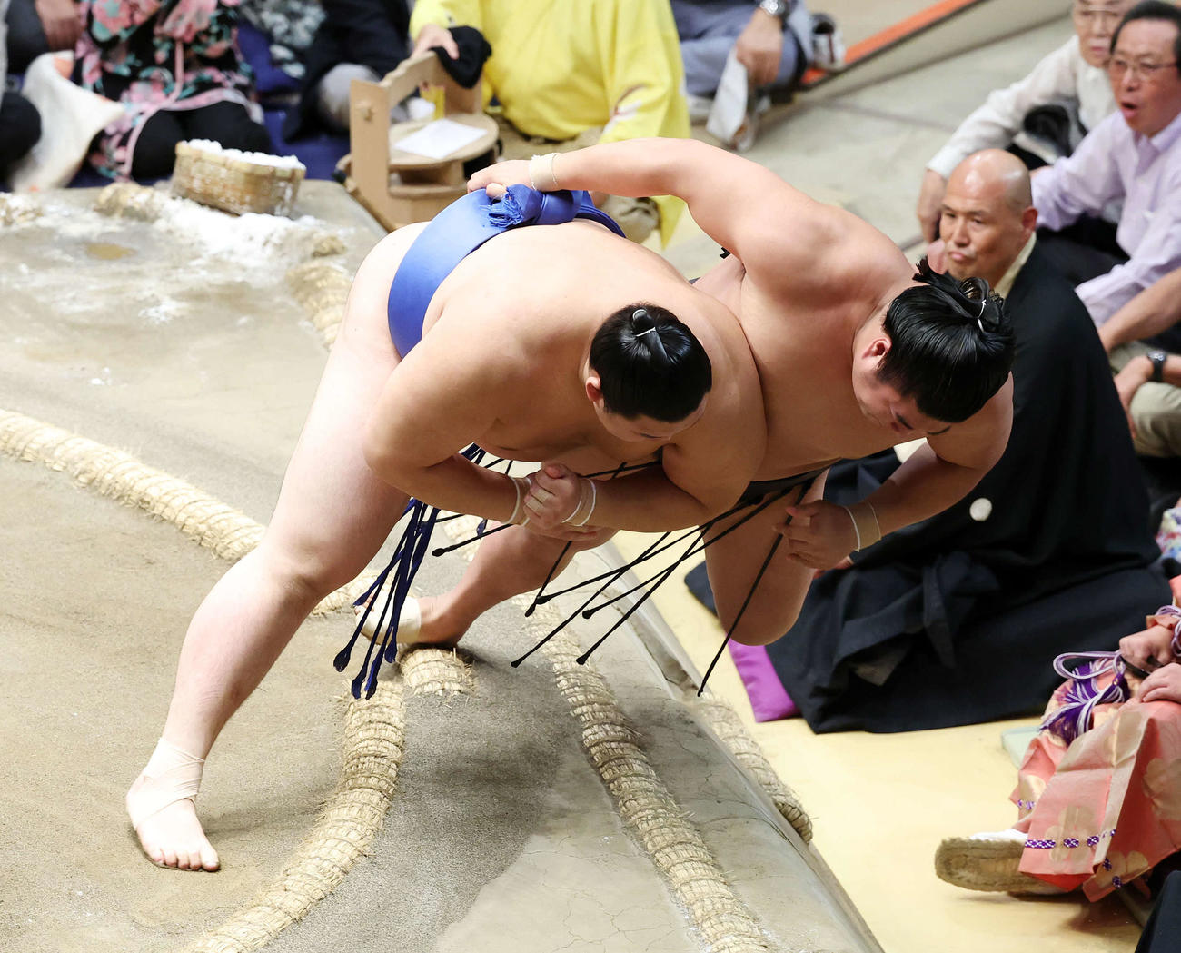 若元春（右）を寄り倒しで破る大の里（撮影・鈴木正人）