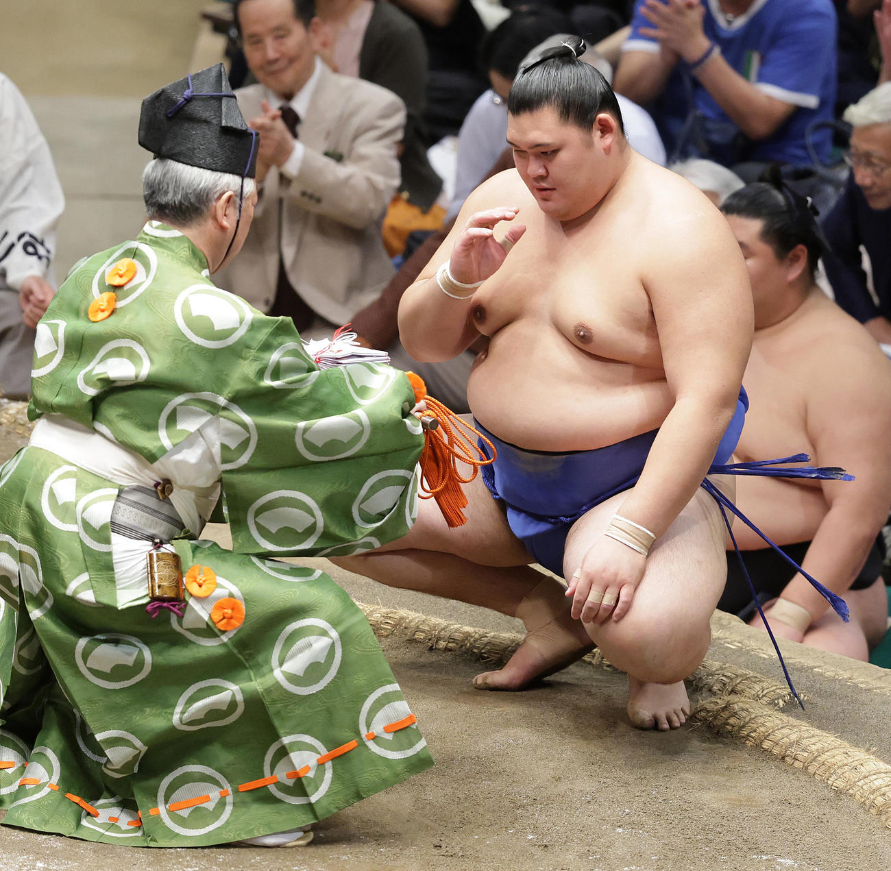 若元春（奥）を寄り倒しで破り懸賞金を手にする大の里（撮影・野上伸悟）