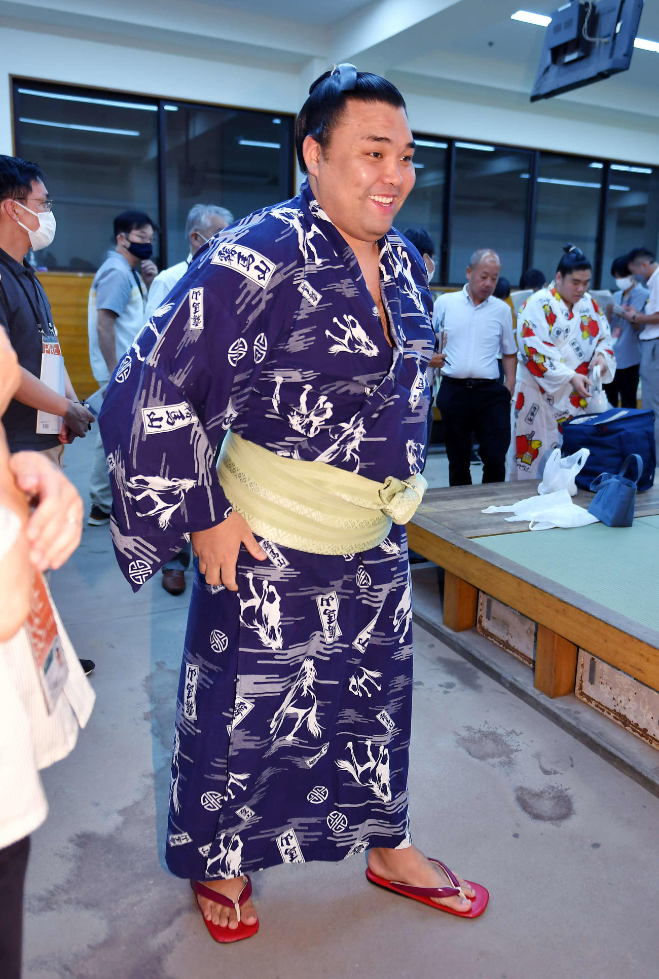 支度部屋を引き揚げる霧島