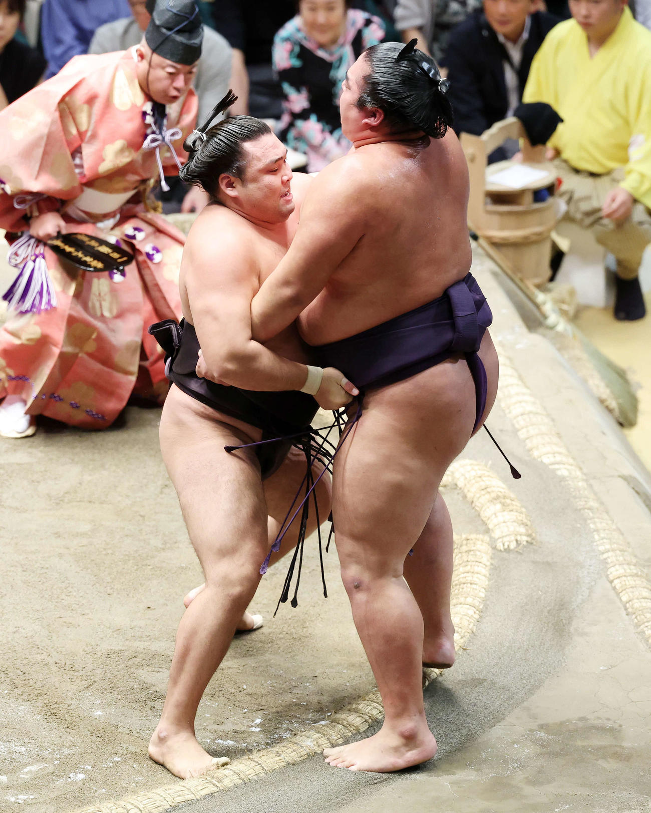 湘南乃海（右）を寄り切りで破る霧島（撮影・鈴木正人）