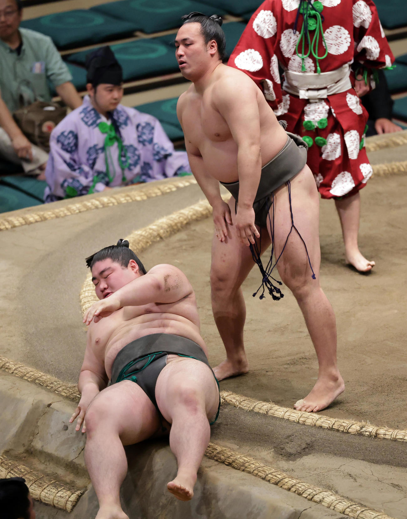 阿龍（下）をすくい投げで破る須山（撮影・野上伸悟）