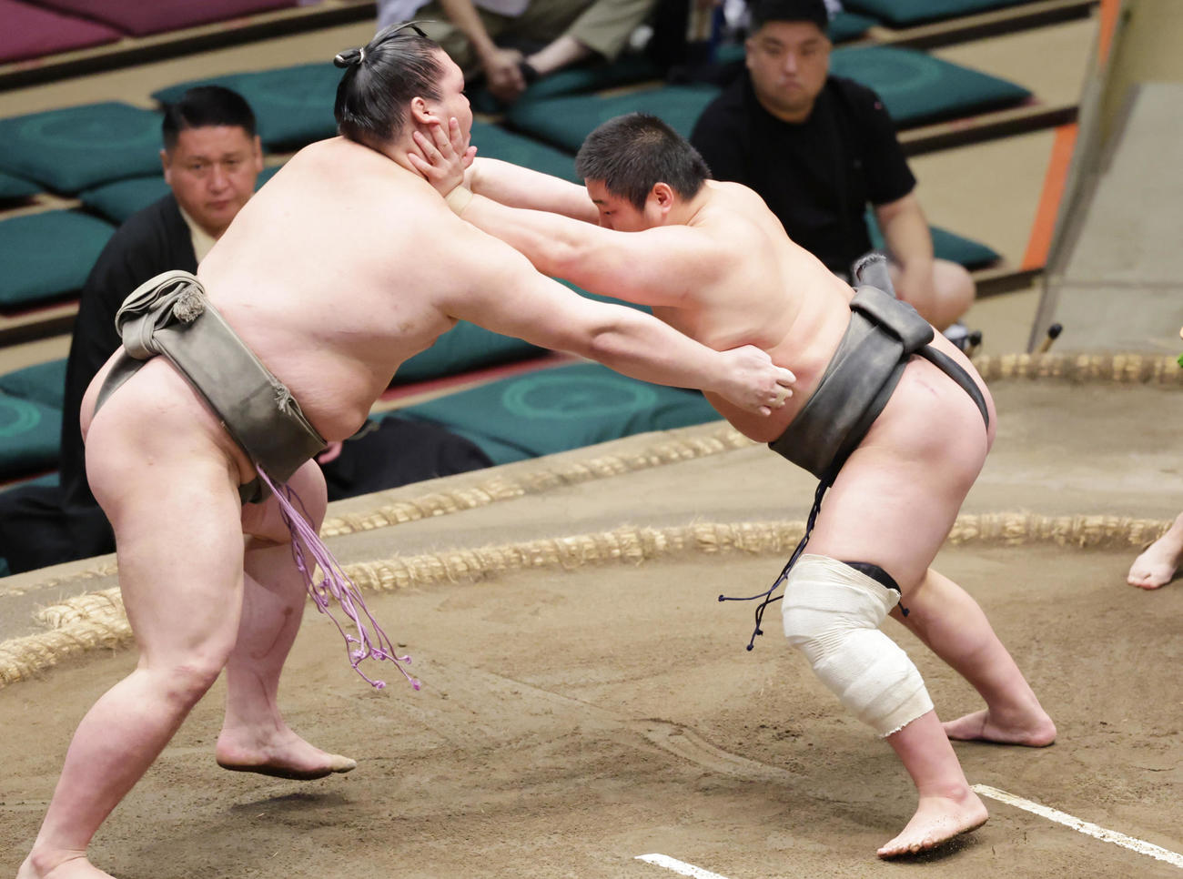 琴大進（左）を押し出しで破った三田（撮影・野上伸悟）