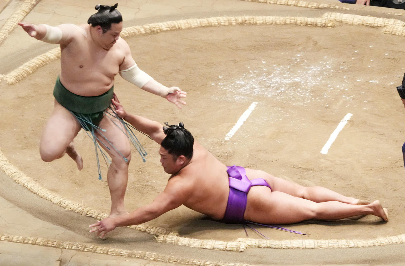 尊富士（右）は東白龍にはたき込みで敗れる（撮影・小沢裕）