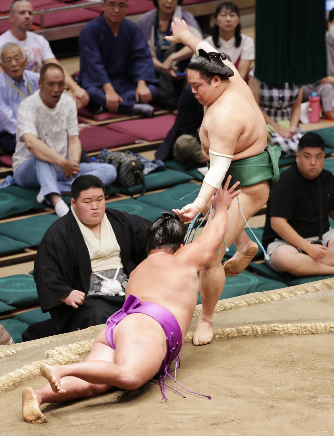 尊富士（手前）をはたき込みで破る東白龍（撮影・野上伸悟）