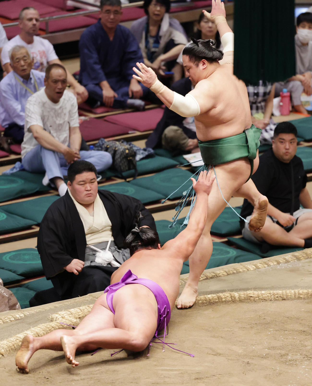 尊富士（手前）をはたき込みで破る東白龍（撮影・野上伸悟）