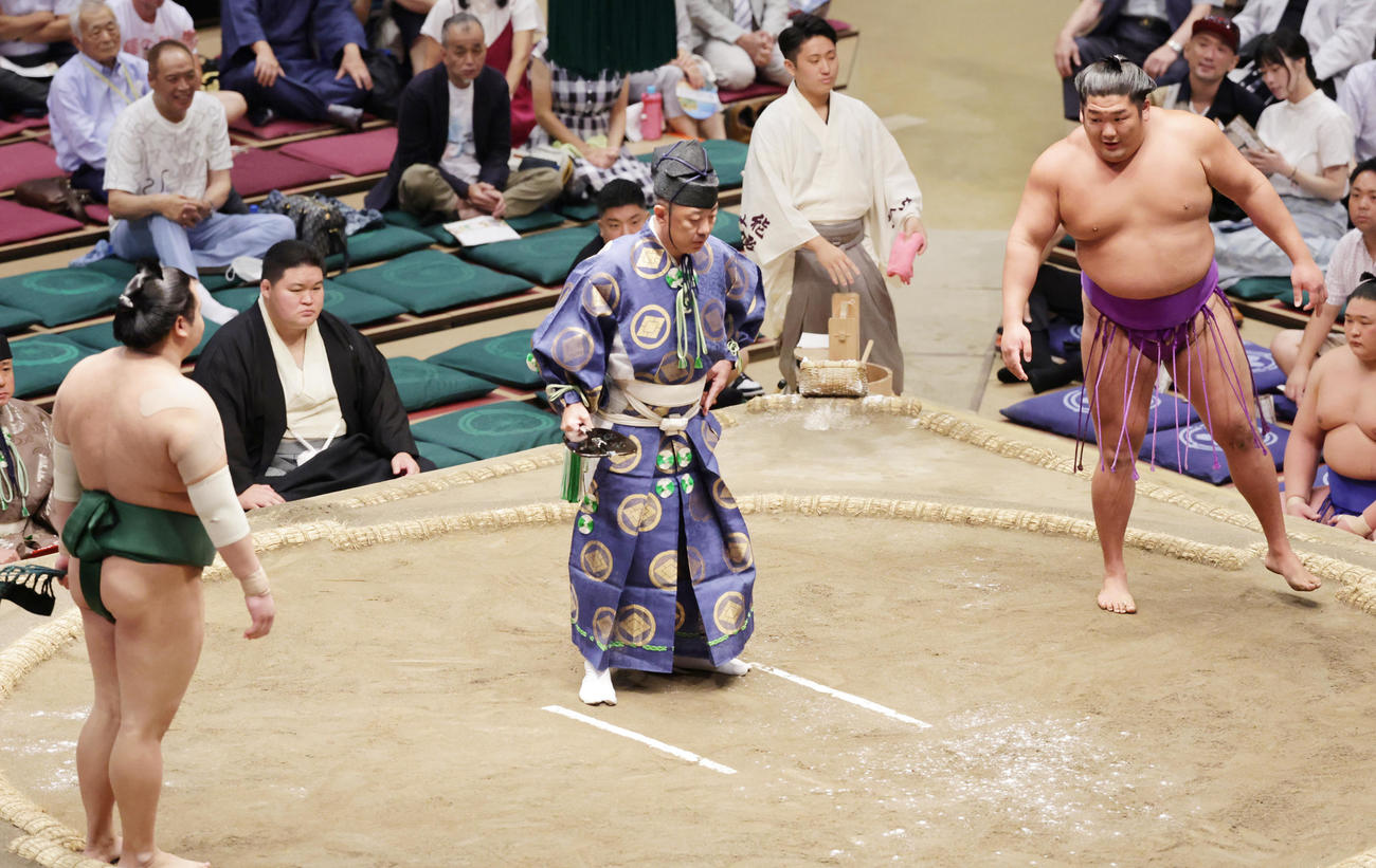 東白龍（左）にはたき込みで敗れた尊富士（撮影・野上伸悟）