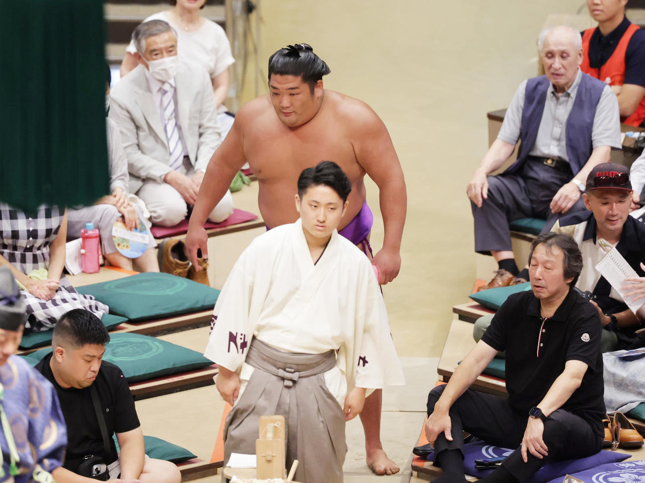 東白龍にはたき込みで敗れた尊富士（撮影・野上伸悟）