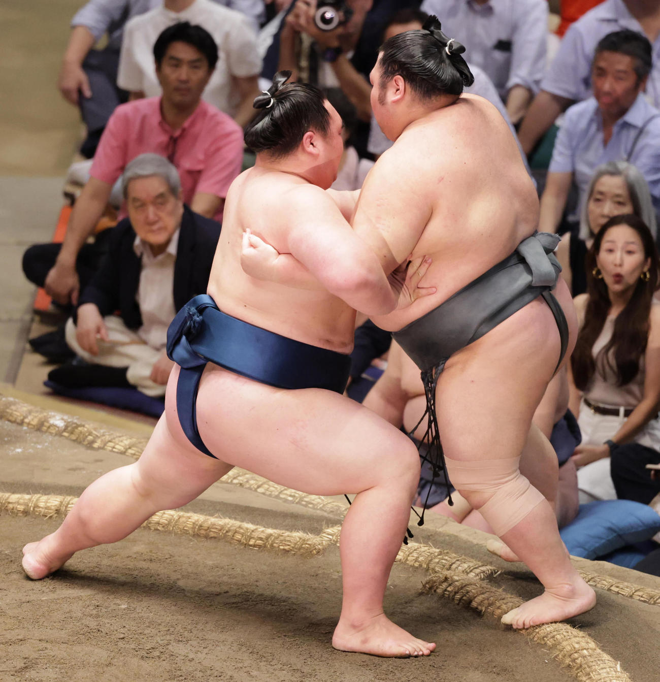 武将山（右）を寄りきりで破った白熊（撮影・野上伸悟）