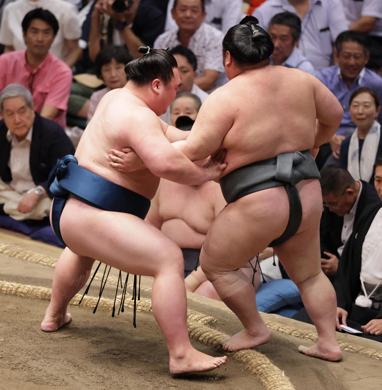 武将山（右）を寄りきりで破った白熊（撮影・野上伸悟）