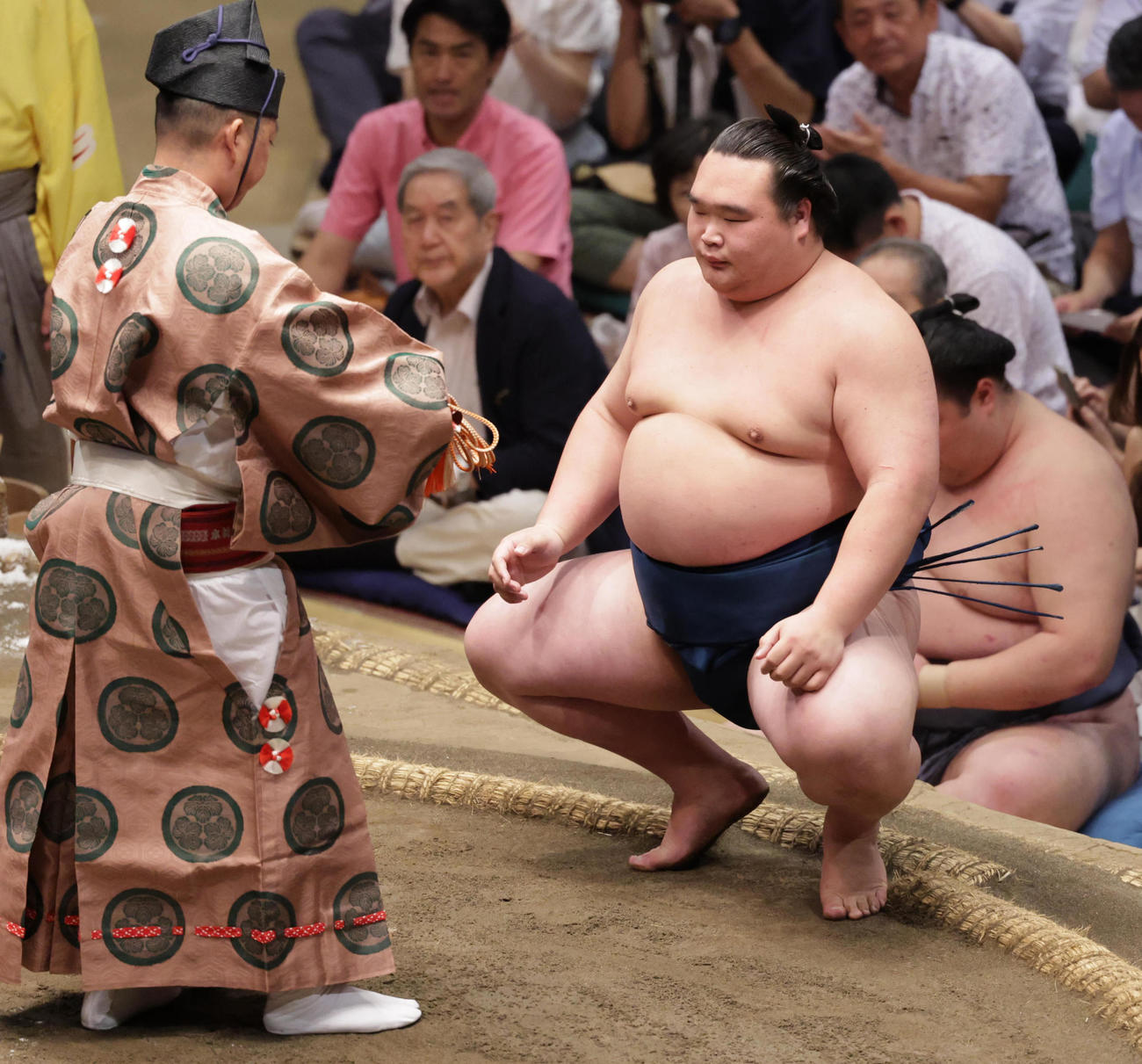武将山を寄りきりで破った白熊（撮影・野上伸悟）