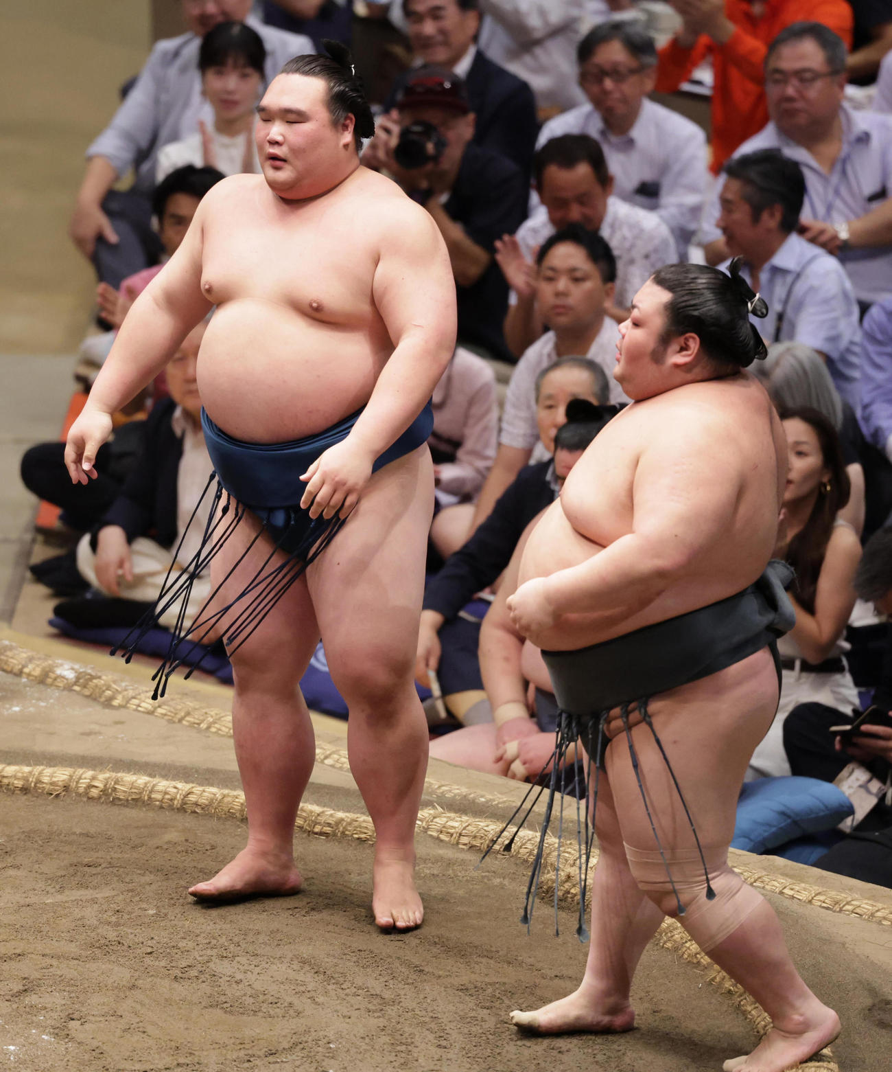 武将山（右）を寄りきりで破った白熊（撮影・野上伸悟）