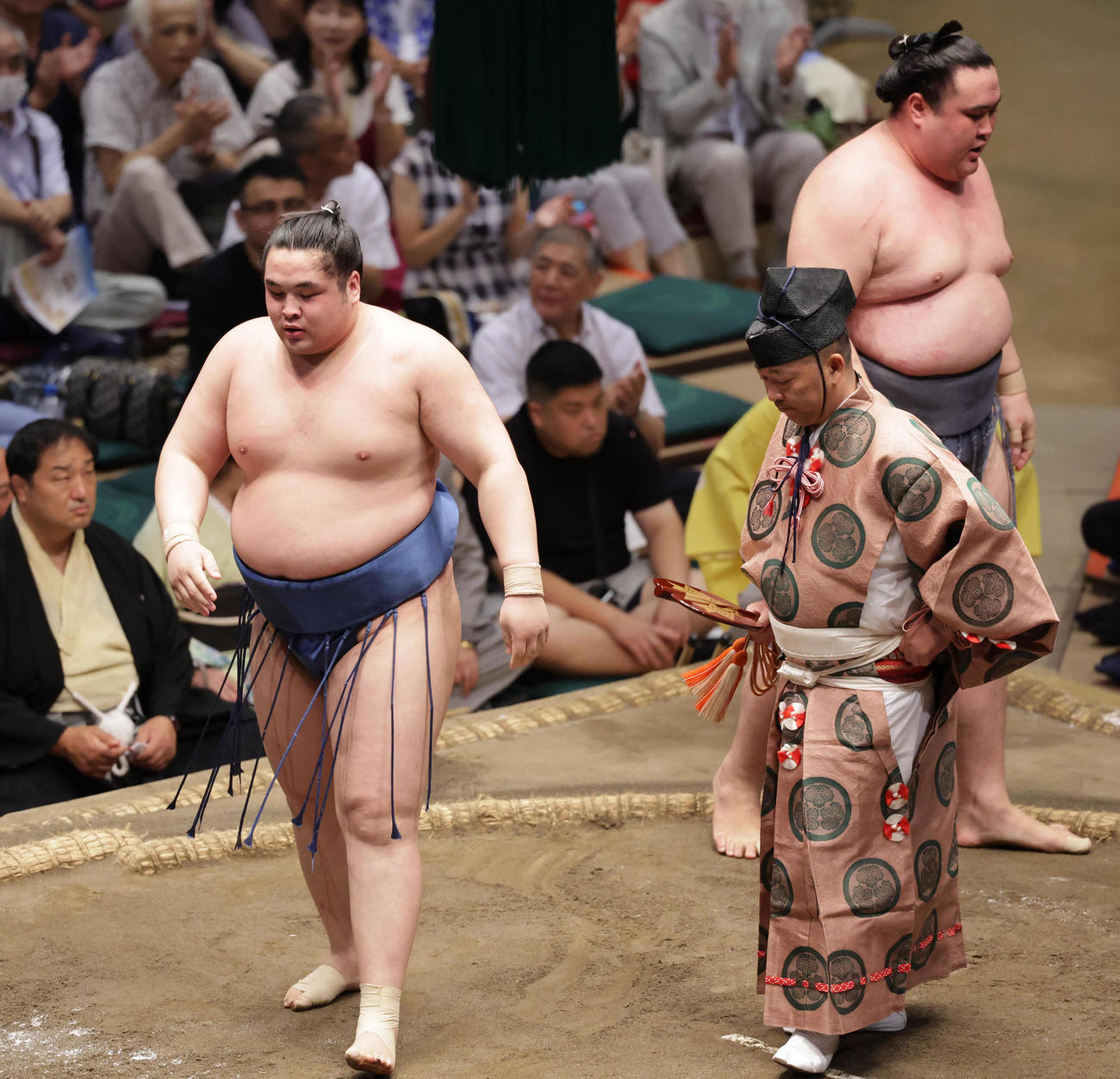 金峰山（右）を寄りきりで破った阿武剋（撮影・野上伸悟）