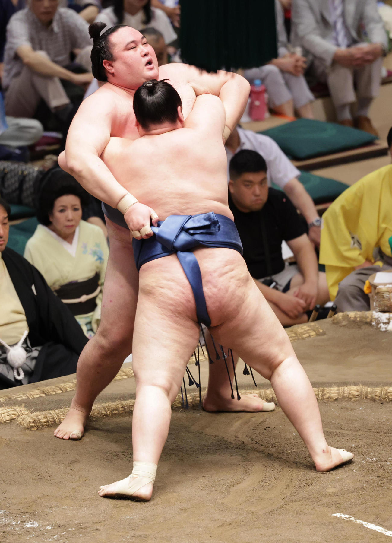 金峰山（奥）を寄りきりで破る阿武剋（撮影・野上伸悟）