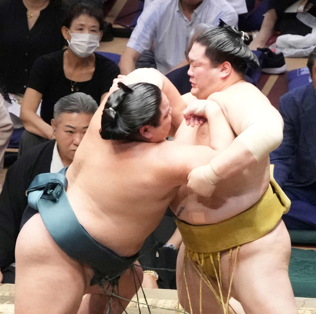 輝（右）を攻める錦木（撮影・小沢裕）