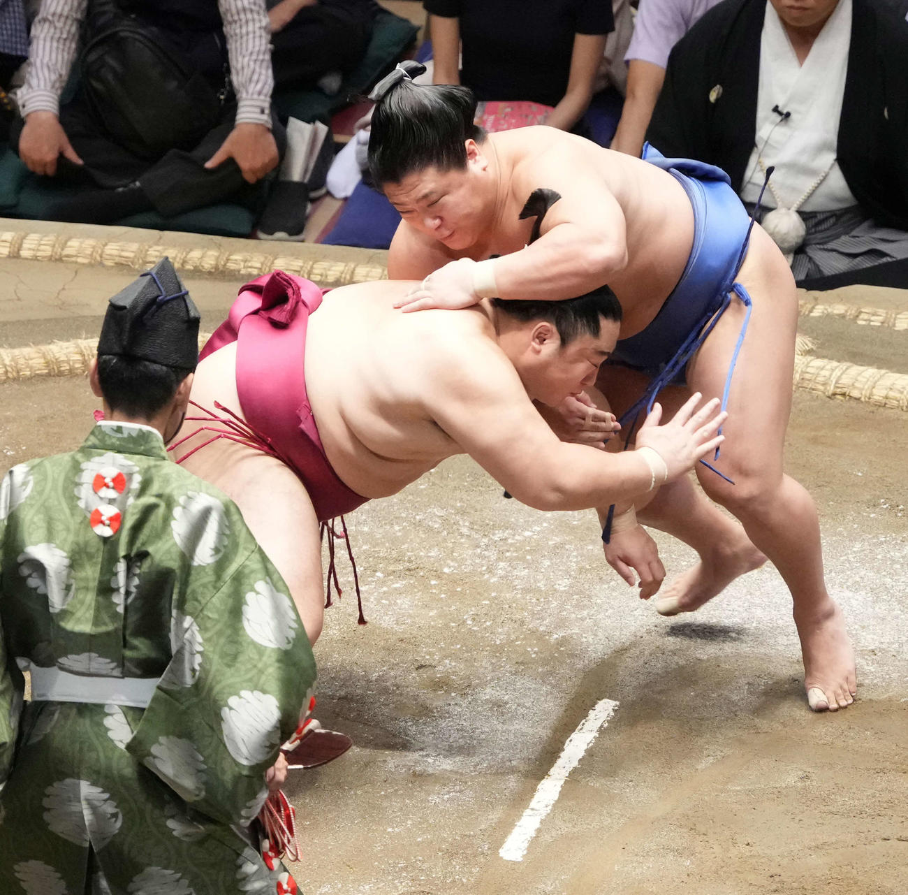 若隆景（右）は突き落としで遠藤を破る（撮影・小沢裕）