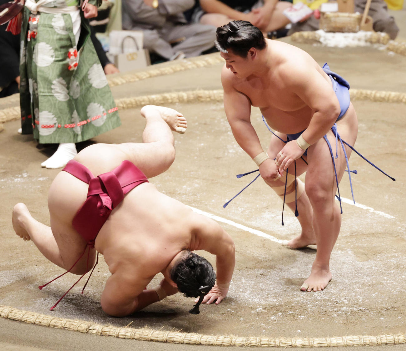 遠藤（左）を突き落としで破る若隆景（撮影・野上伸悟）