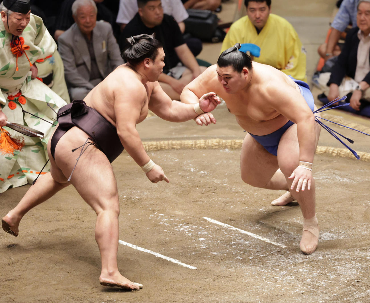 立ち合いで霧島（左）を寄りきりで破るの変化に立ち止まる大の里里（撮影・野上伸悟）