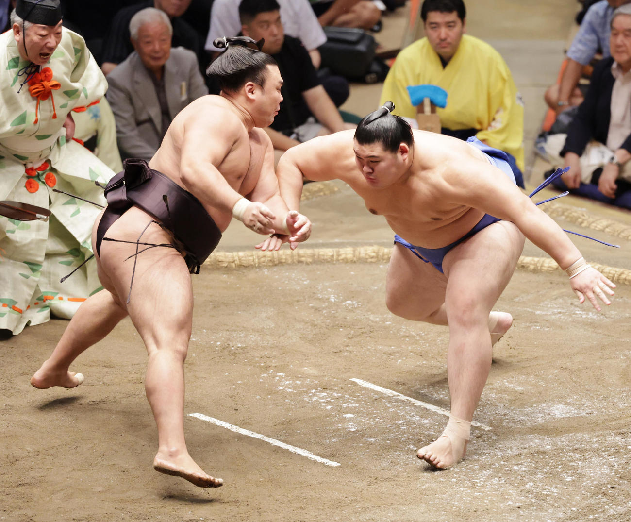立ち合いで霧島（左）を寄りきりで破るの変化に立ち止まる大の里里（撮影・野上伸悟）