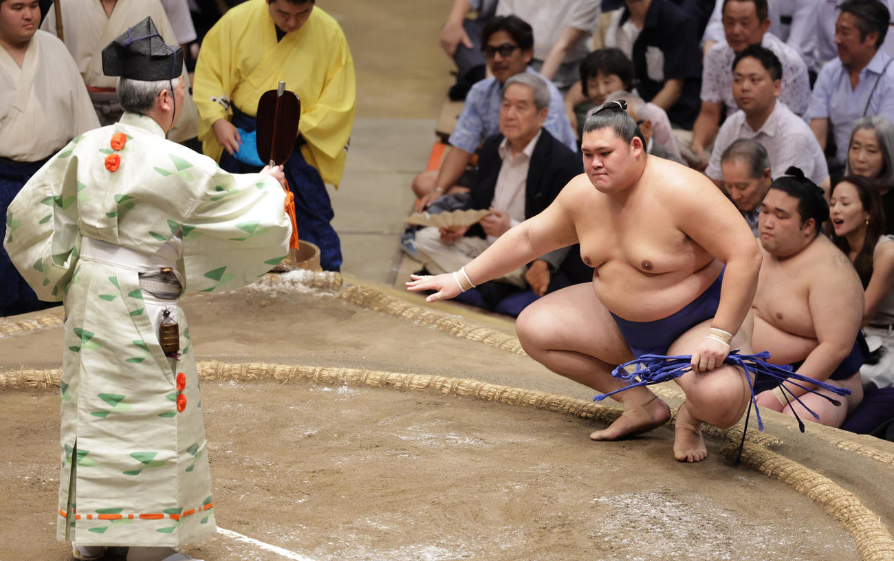 霧島を寄りきりで破り懸賞金を受け取る大の里（撮影・野上伸悟）
