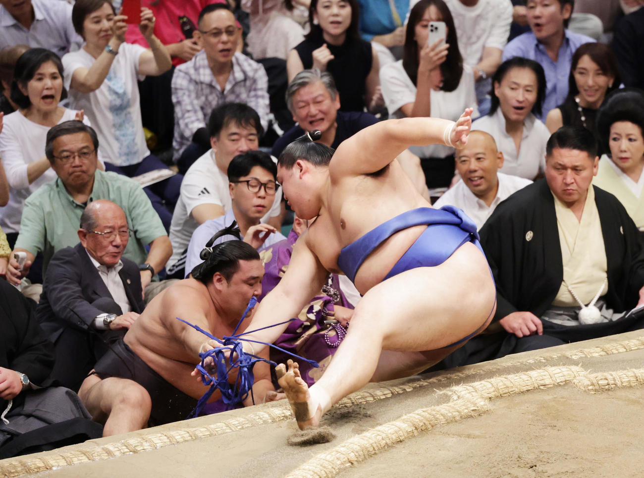 霧島（左）を寄りきりで破る大の里（撮影・野上伸悟）