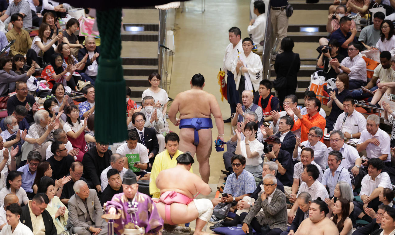 霧島を寄りきりで破り、花道を引き揚げる大の里（撮影・野上伸悟）