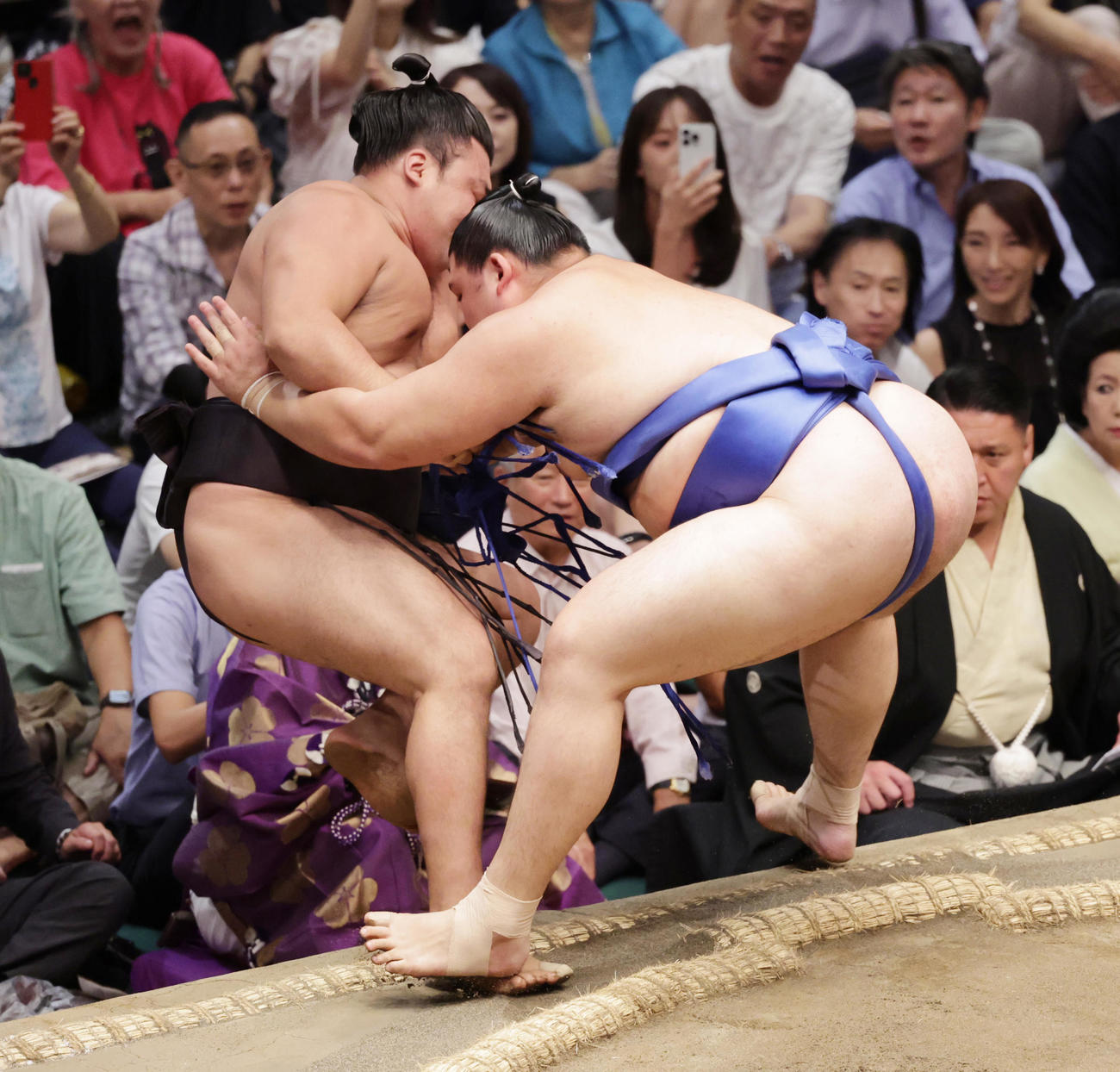 霧島（左）を寄りきりで破る大の里（撮影・野上伸悟）