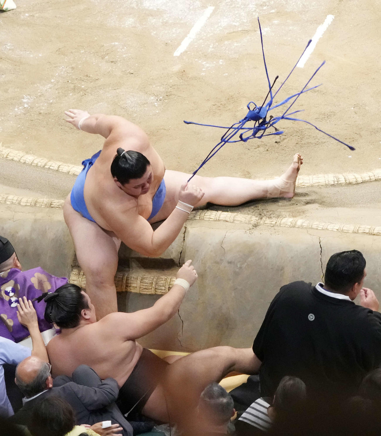 大の里は霧島（手前）を寄り切りで破る（撮影・小沢裕）