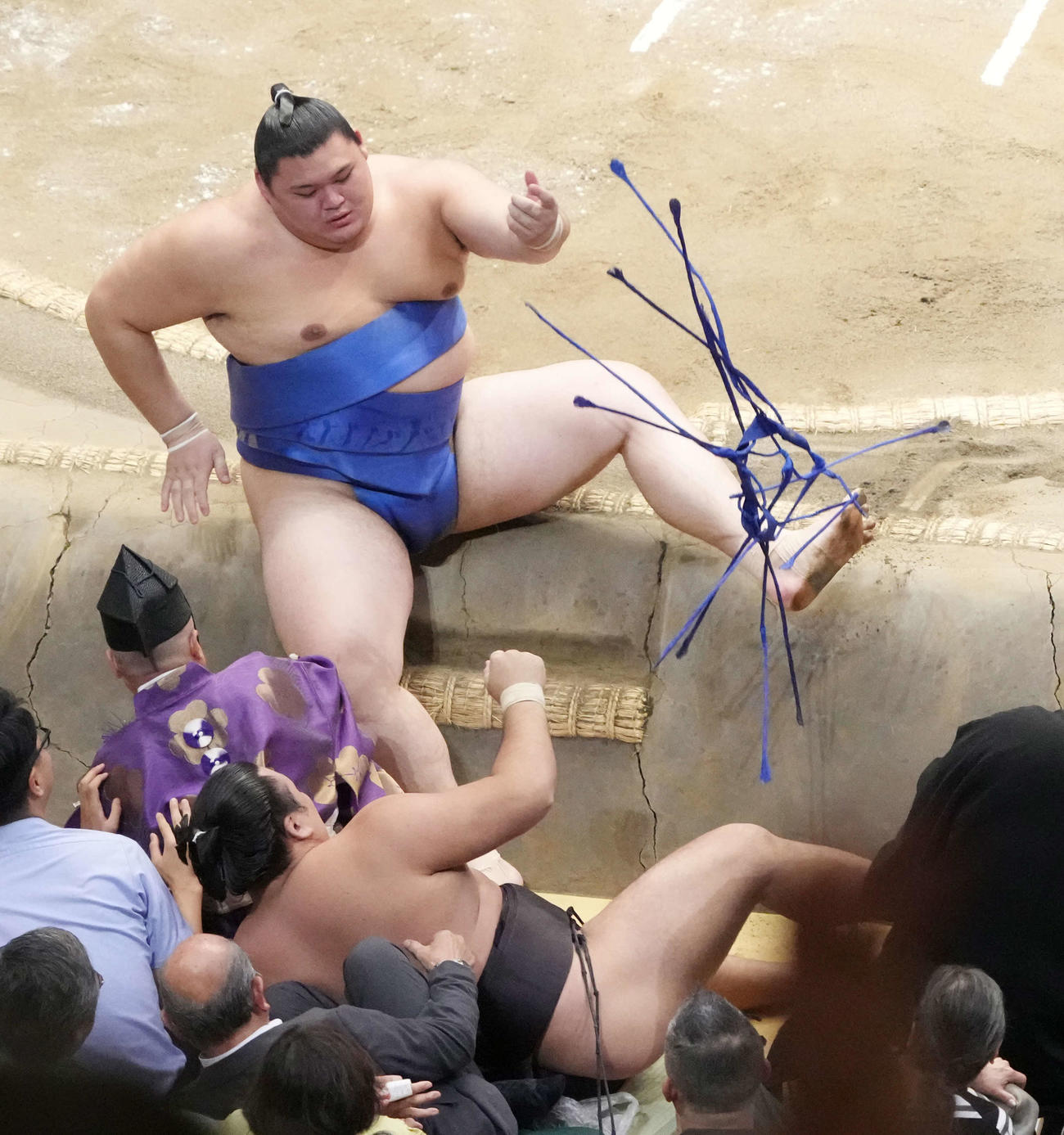 大の里は霧島（手前）を寄り切りで破る（撮影・小沢裕）