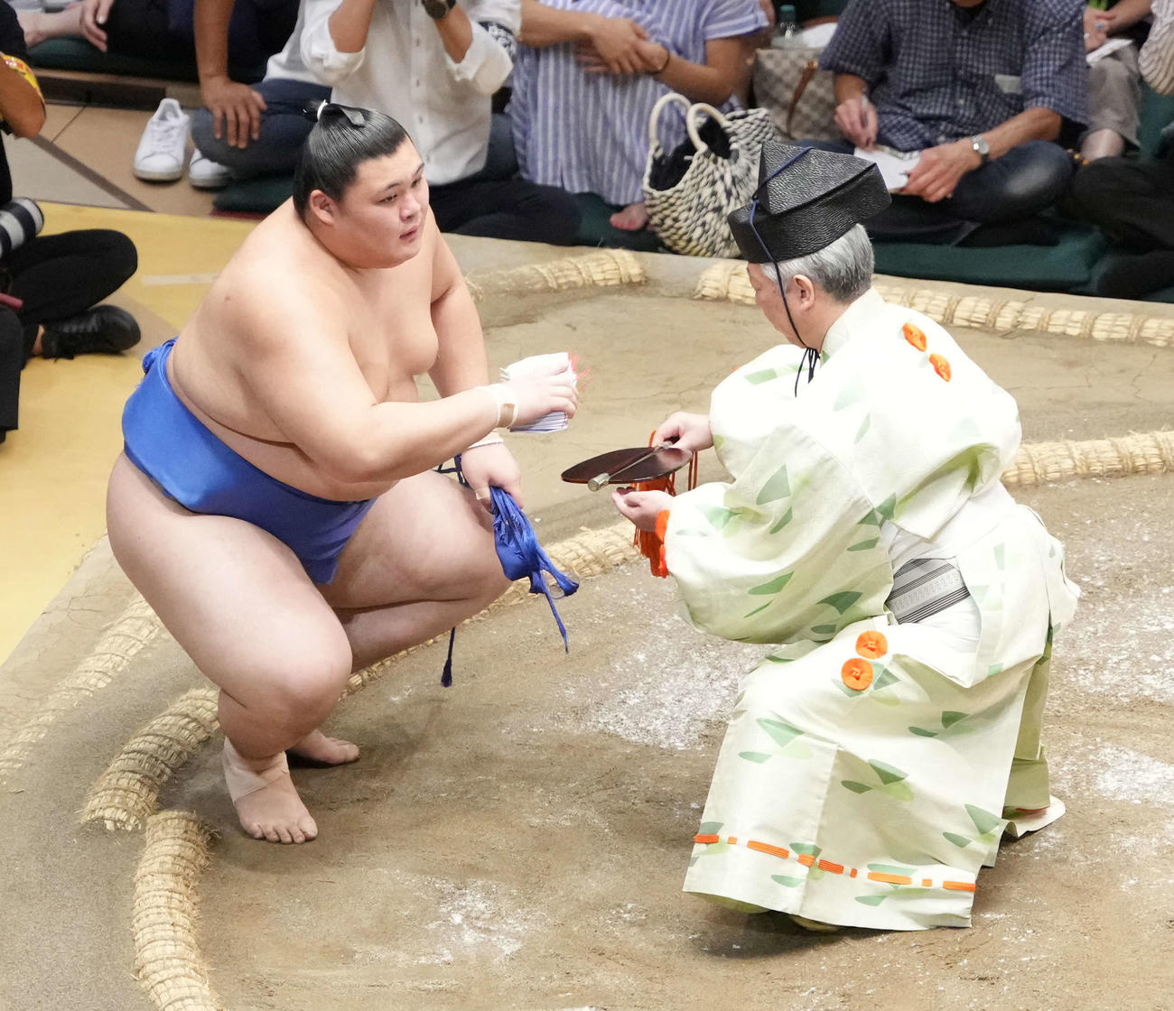 懸賞金を手にする大の里（撮影・小沢裕）