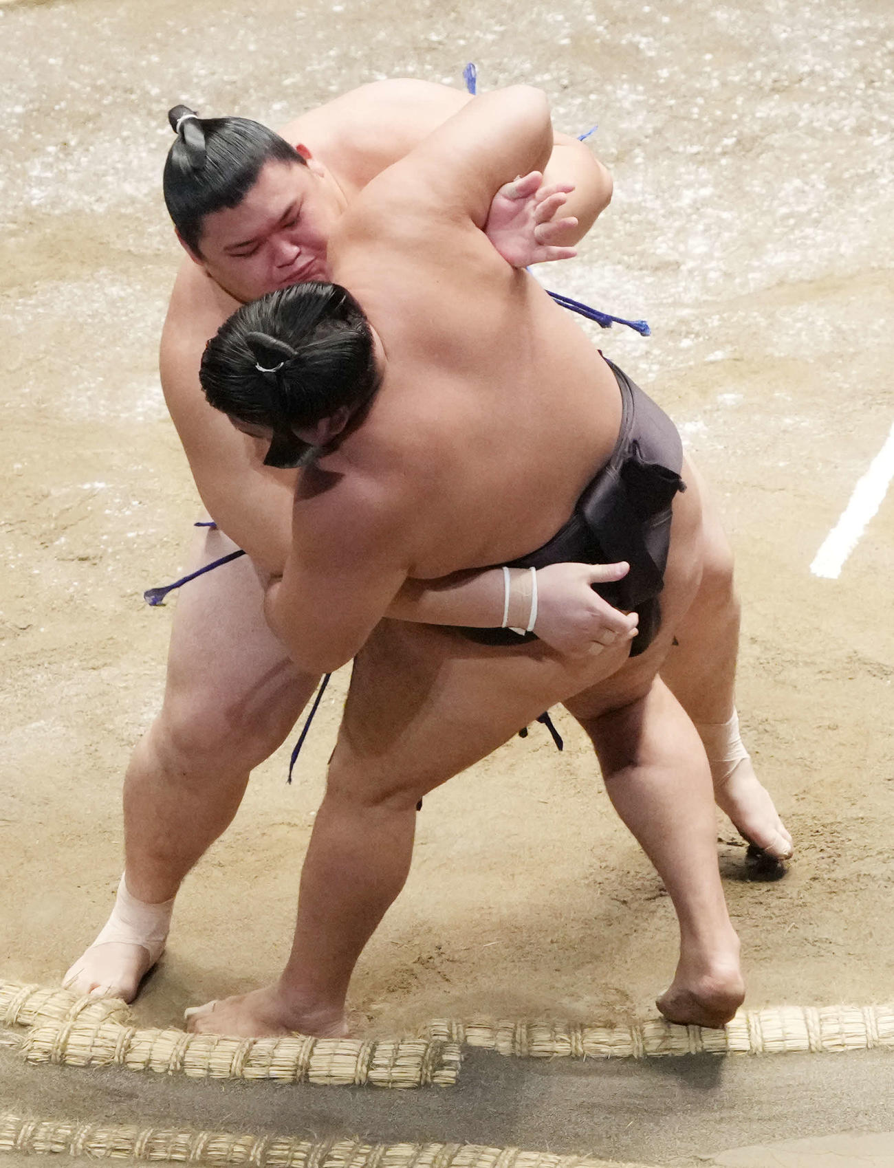 大の里は霧島（手前）を寄り切りで破る（撮影・小沢裕）