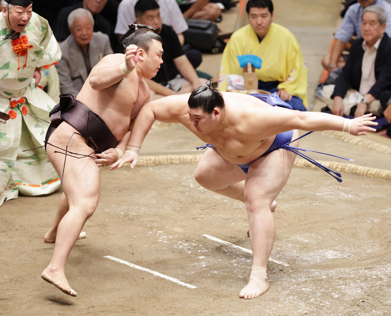 立ち合いで霧島（左）を寄りきりで破るの変化に立ち止まる大の里里（撮影・野上伸悟）