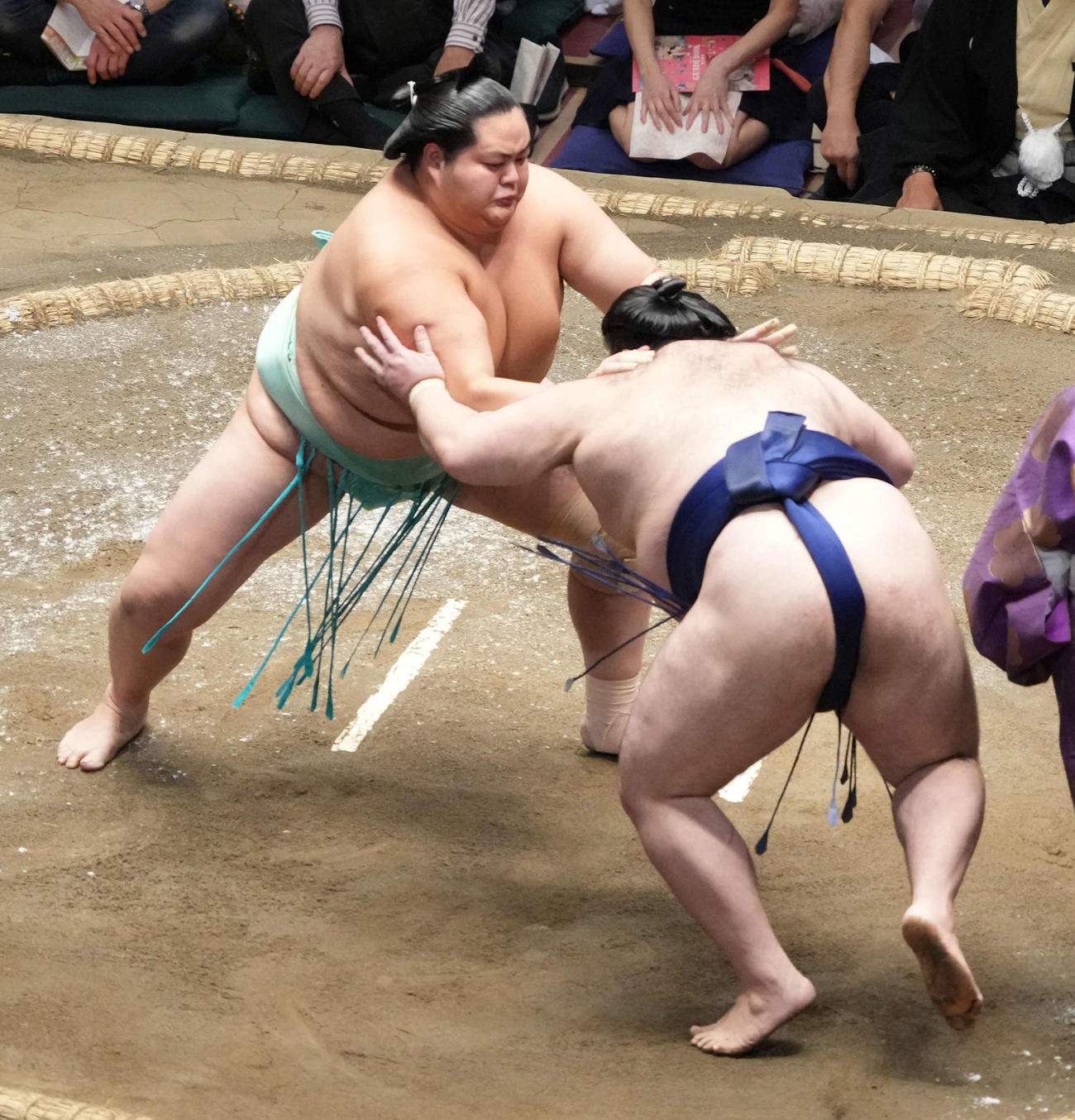 豪ノ山（右）を攻める琴桜（撮影・小沢裕）