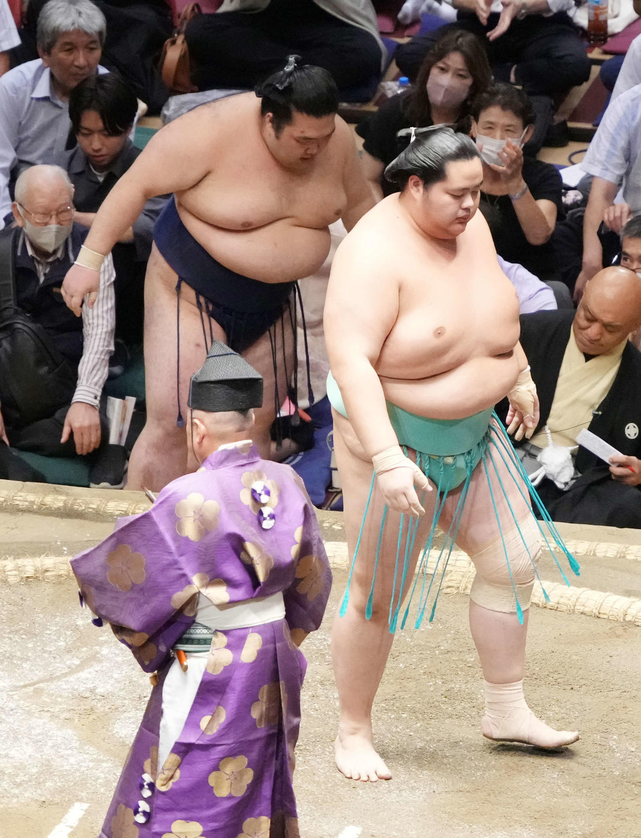 豪ノ山（左）を寄り切りで破る琴桜（撮影・小沢裕）