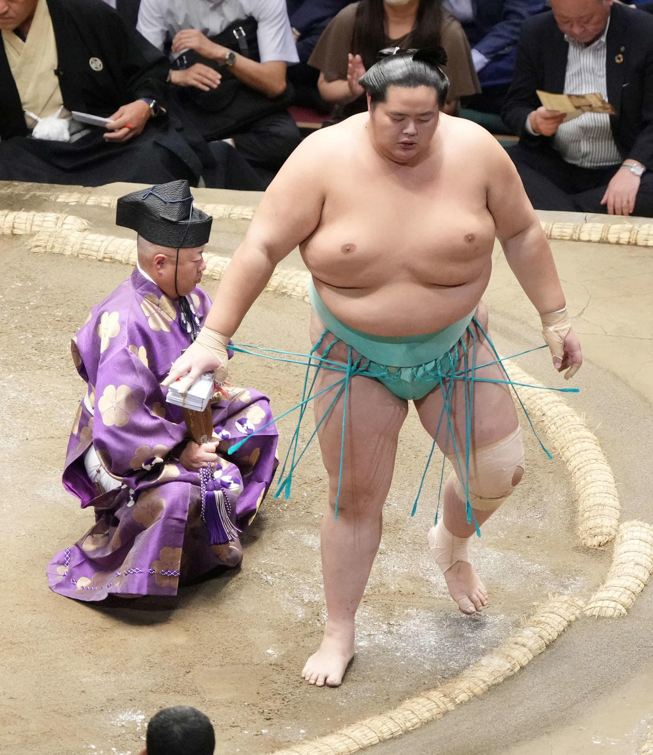 懸賞金を手にする琴桜（撮影・小沢裕）