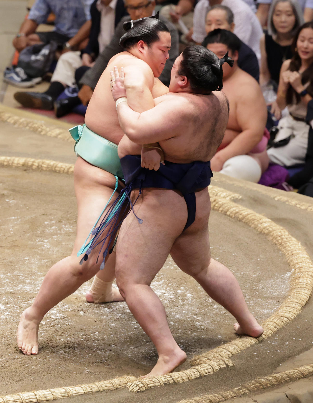 豪ノ山（右）を寄りきりで破る琴桜（撮影・野上伸悟）
