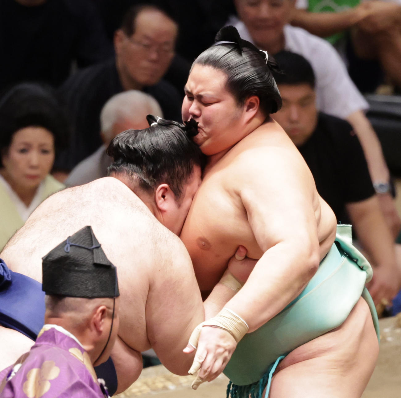 豪ノ山（左）を寄りきりで破った琴桜（撮影・野上伸悟）