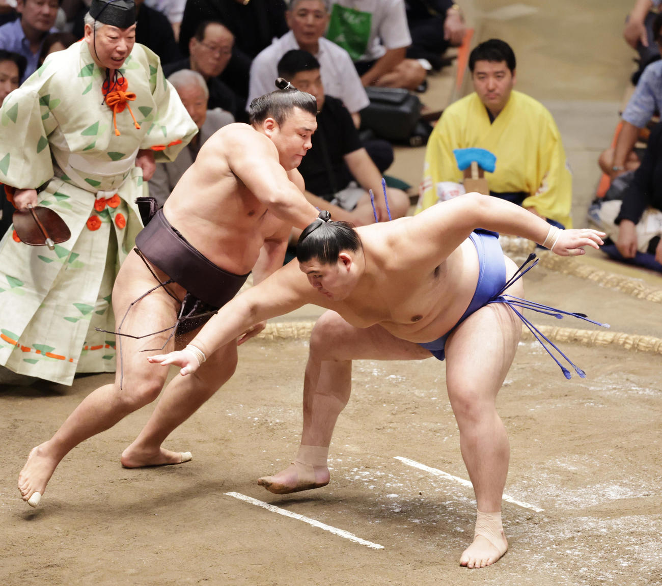 立ち合いで霧島（左）を寄りきりで破るの変化に立ち止まる大の里（撮影・野上伸悟）
