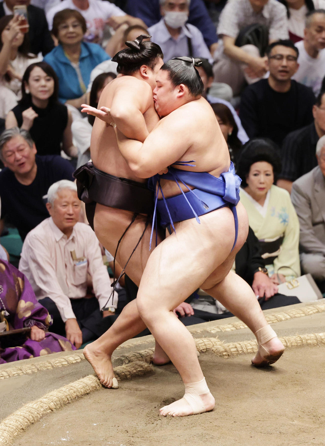 霧島（左）を寄りきりで破る大の里（撮影・野上伸悟）