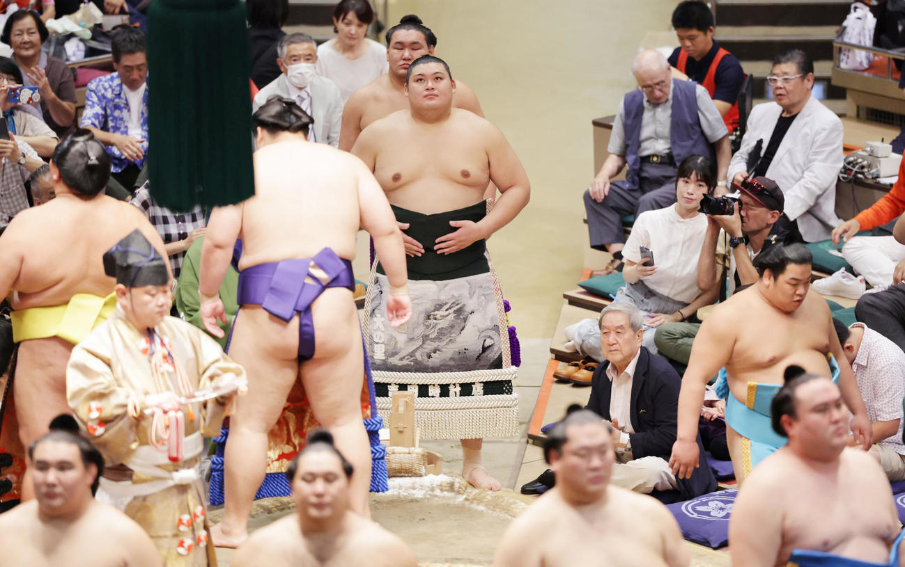 幕内土俵入りに臨む大の里（撮影・野上伸悟）
