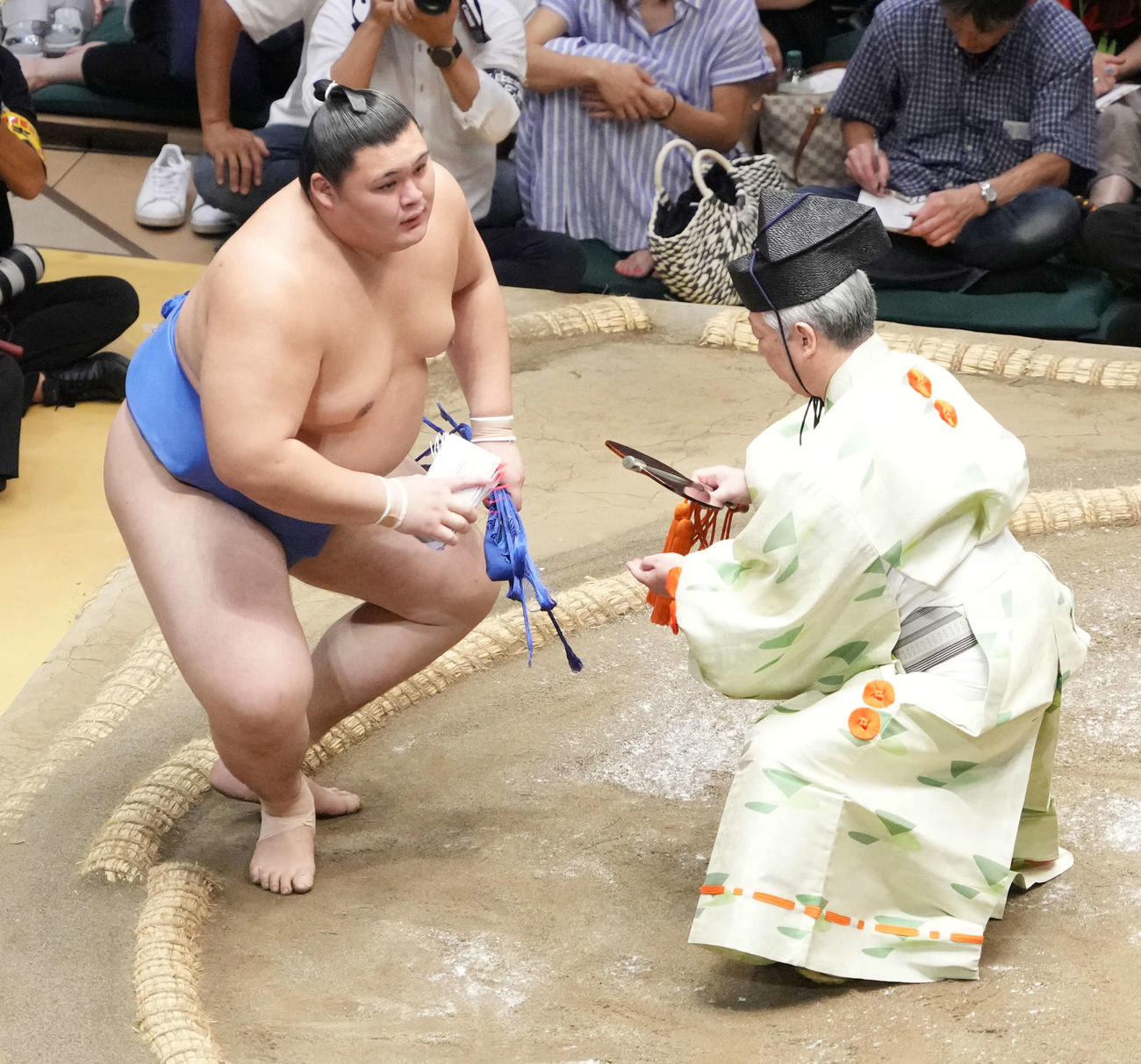 懸賞金を手にする大の里（撮影・小沢裕）