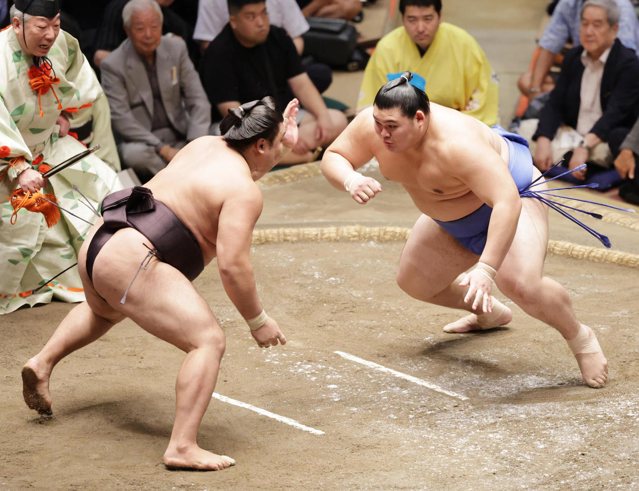 立ち合いで霧島（左）を寄りきりで破るの変化に立ち止まる大の里里（撮影・野上伸悟）