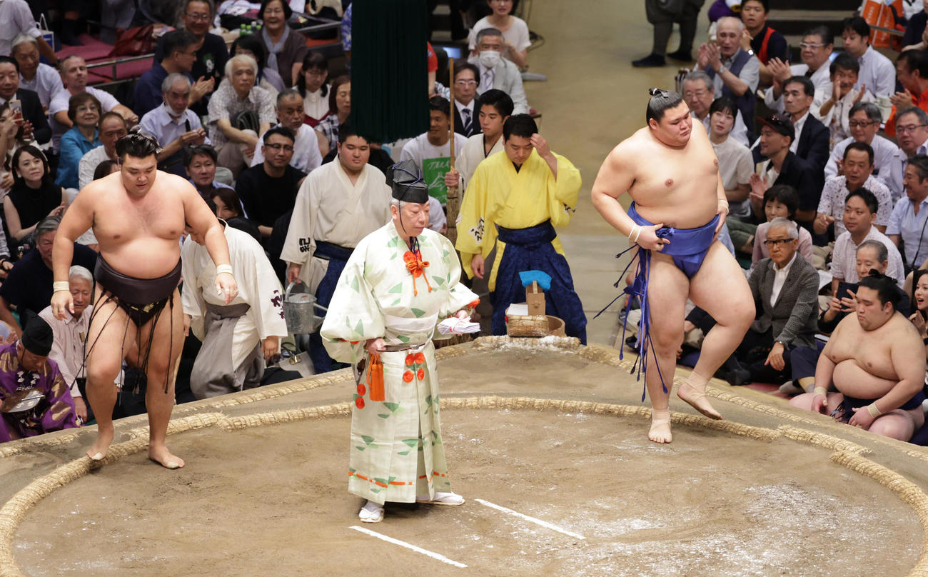 霧島（左）を寄りきりで破った大の里（撮影・野上伸悟）