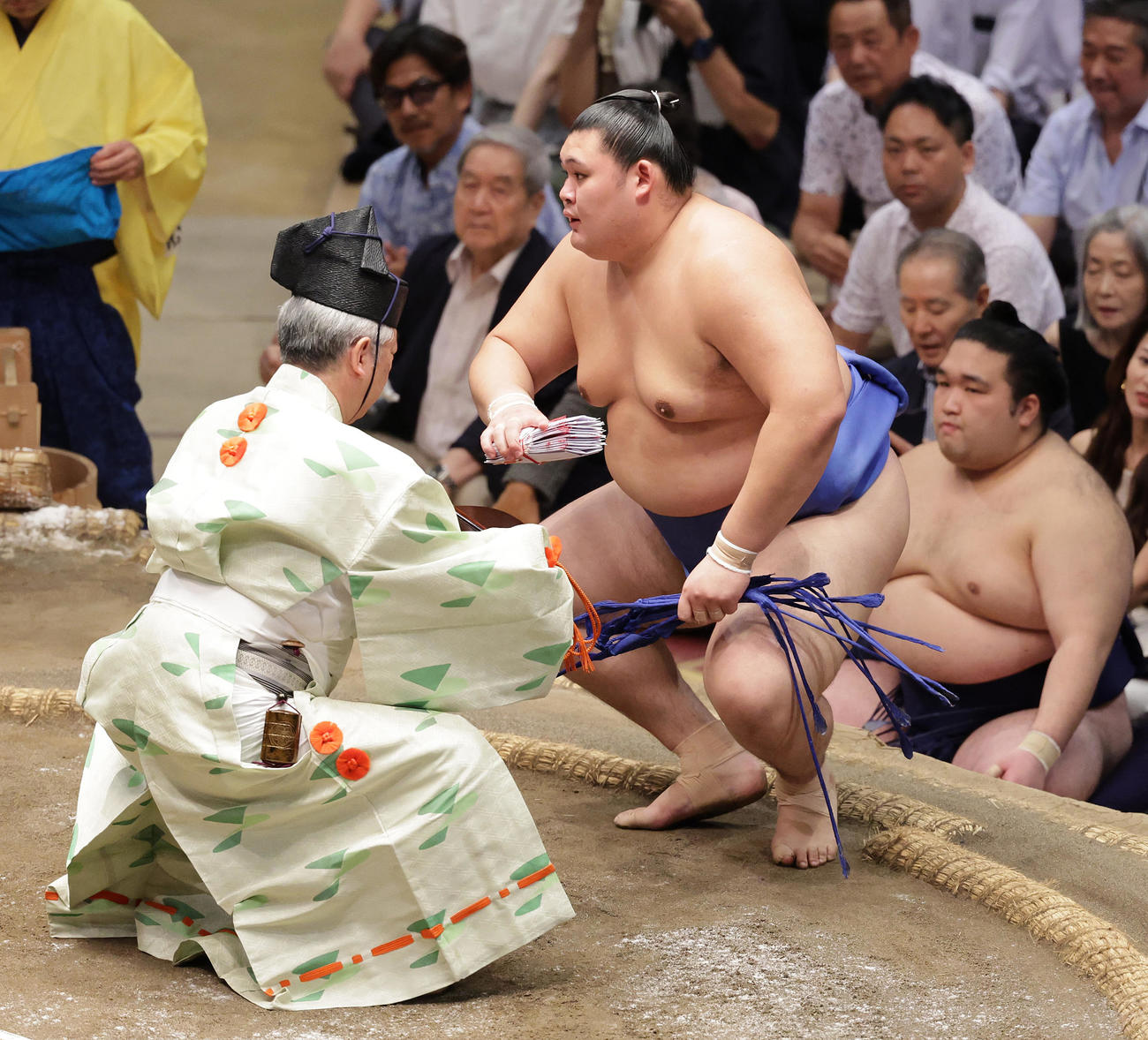 霧島を寄りきりで破り懸賞金を受け取る大の里（撮影・野上伸悟）