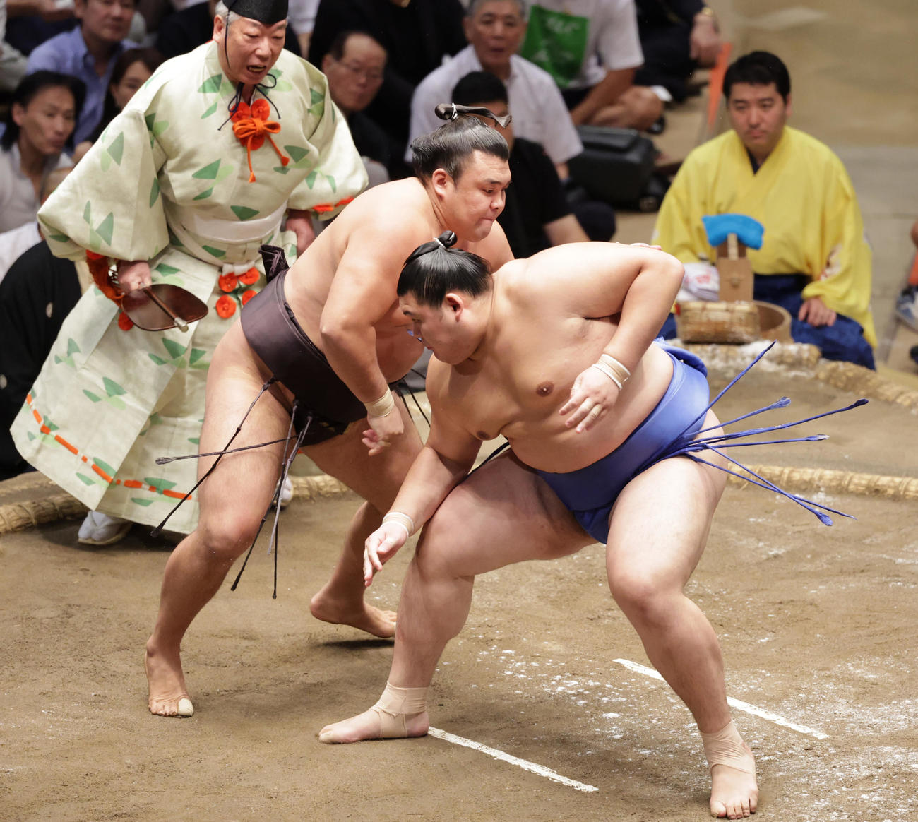 立ち合いで霧島（左）を寄りきりで破るの変化に立ち止まる大の里（撮影・野上伸悟）