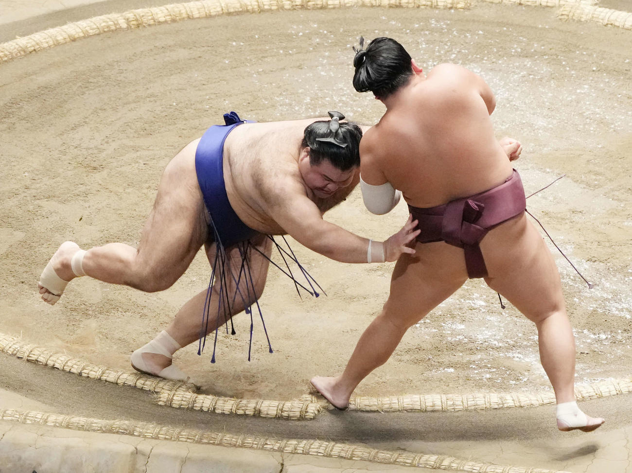 高安（左）は錦富士を押し出しで破る（撮影・小沢裕）