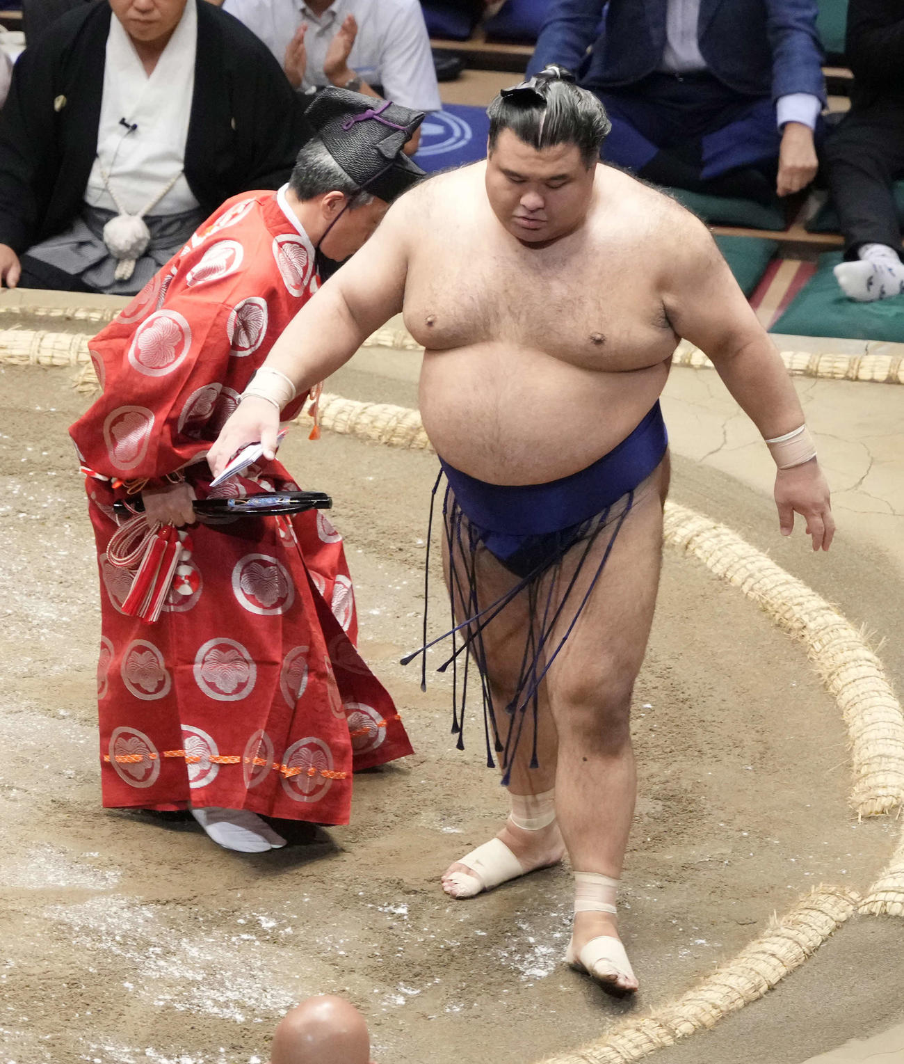 懸賞金を手にする高安