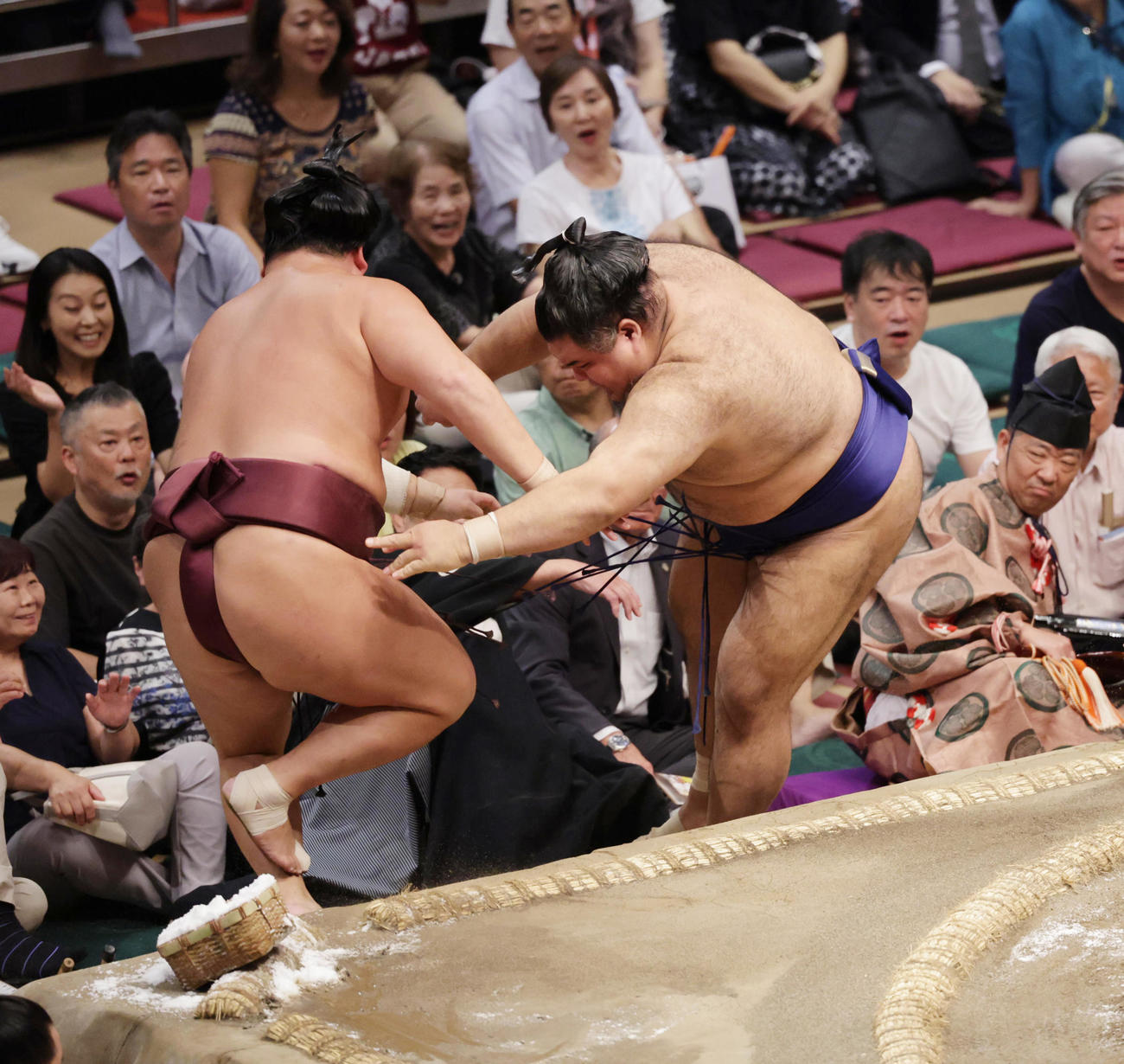 錦富士（左）を押し出しで破る高安（撮影・野上伸悟）